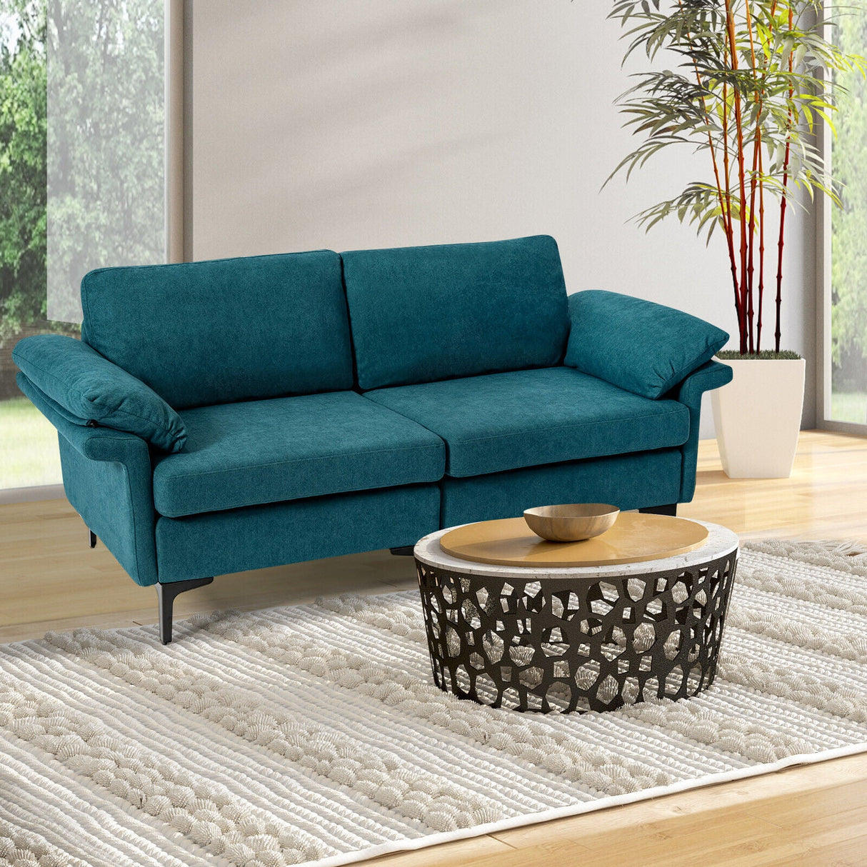 Sofá biplaza moderno de tela con patas de metal y almohadas en los reposabrazos