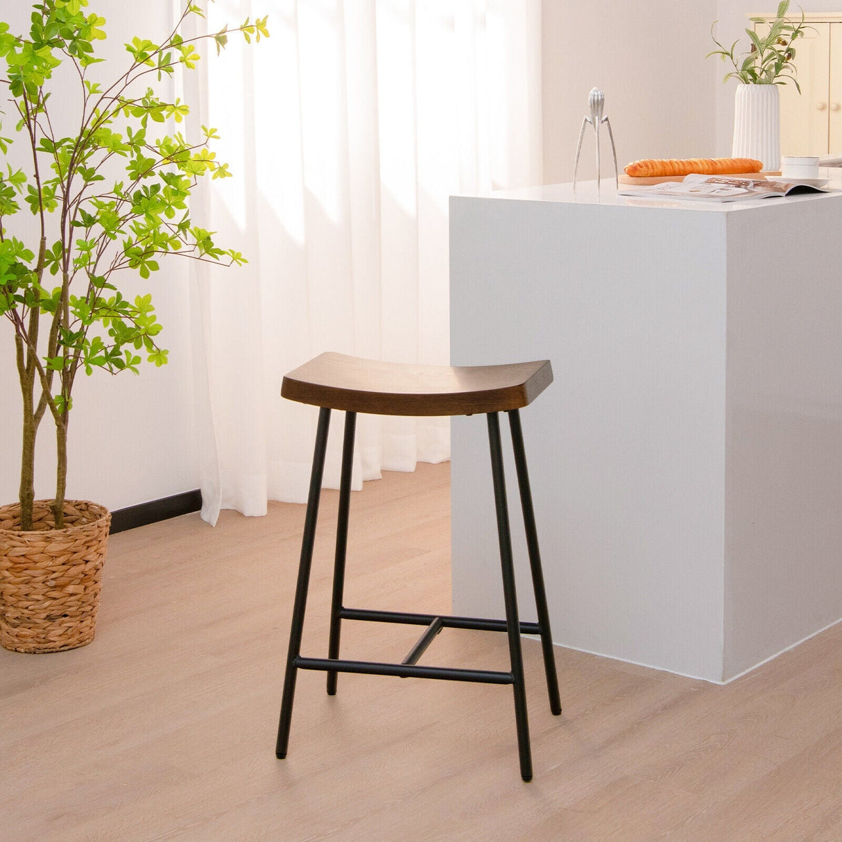 Taburete industrial con patas metálicas y almohadillas ajustables