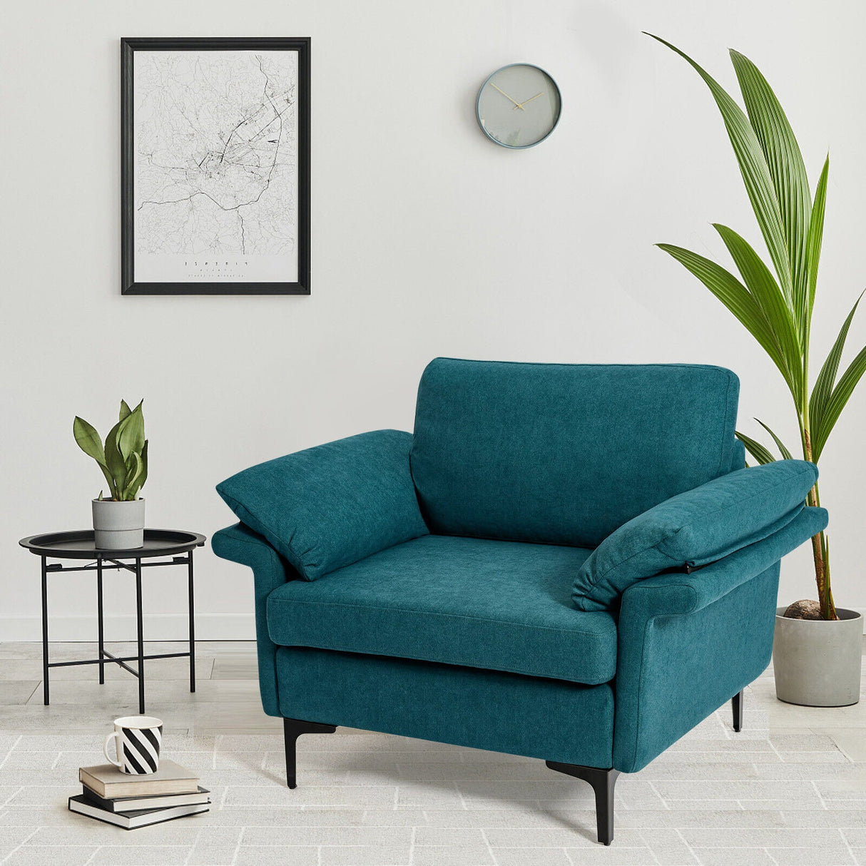 Sillón moderno de tela con muelles distribuidos originales y cojines en los reposabrazos