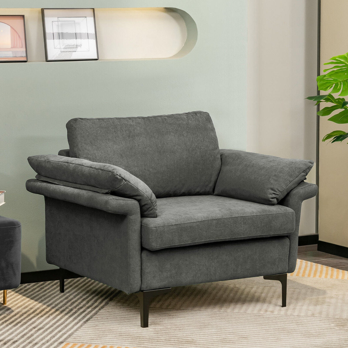 Sillón moderno de tela con muelles distribuidos originales y cojines en los reposabrazos