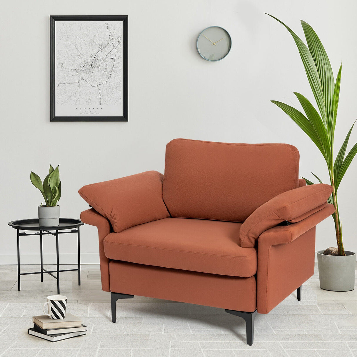 Sillón moderno de tela con muelles distribuidos originales y cojines en los reposabrazos