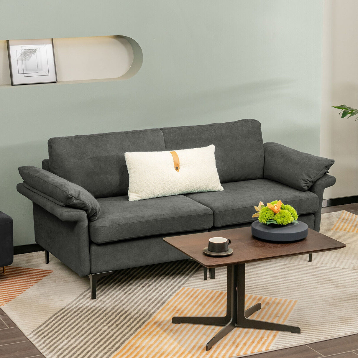 Sofá biplaza moderno de tela con patas de metal y almohadas en los reposabrazos