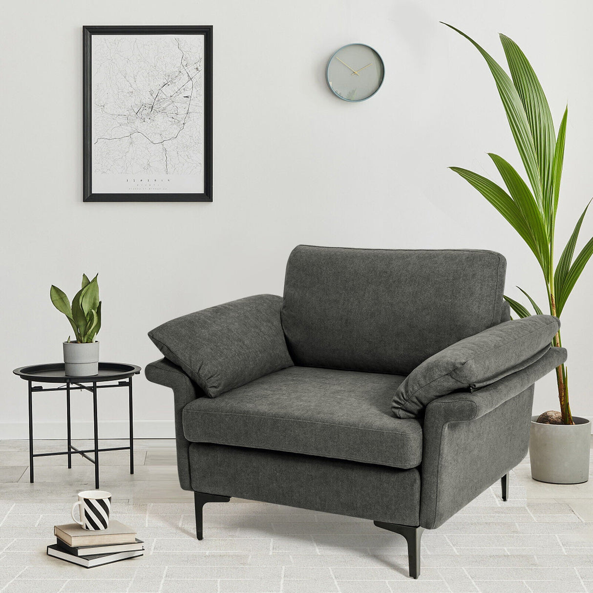Sillón moderno de tela con muelles distribuidos originales y cojines en los reposabrazos