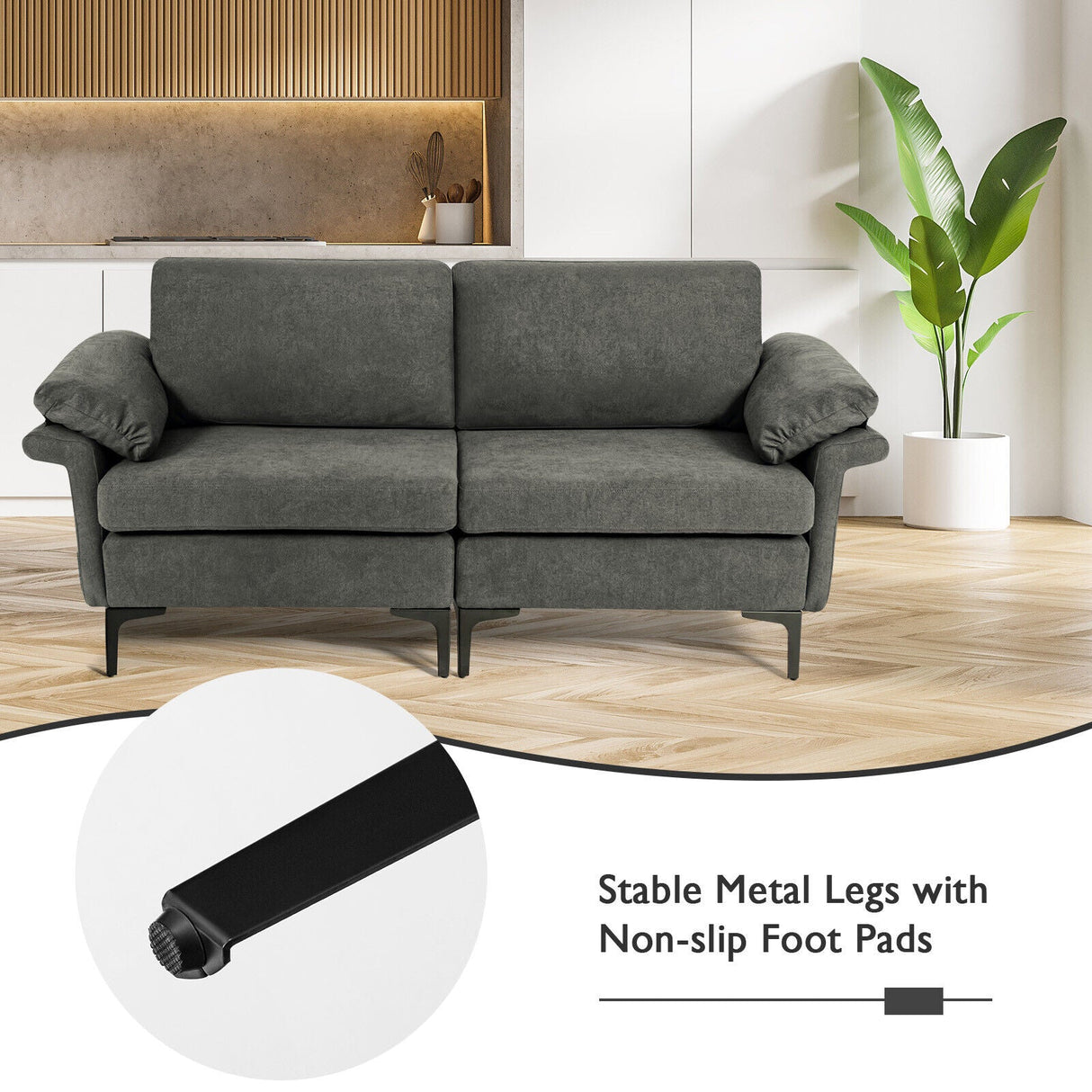 Sofá biplaza moderno de tela con patas de metal y almohadas en los reposabrazos