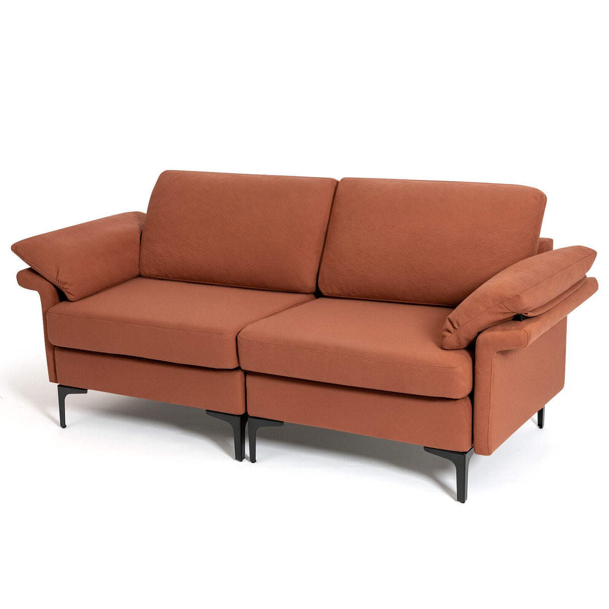 Sofá biplaza moderno de tela con patas de metal y almohadas en los reposabrazos