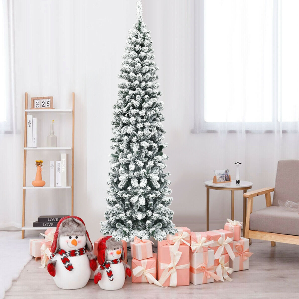 Árbol de Navidad artificial angosto de 2.28 m con bisagras, sin luces, efecto nieve y 641 puntas