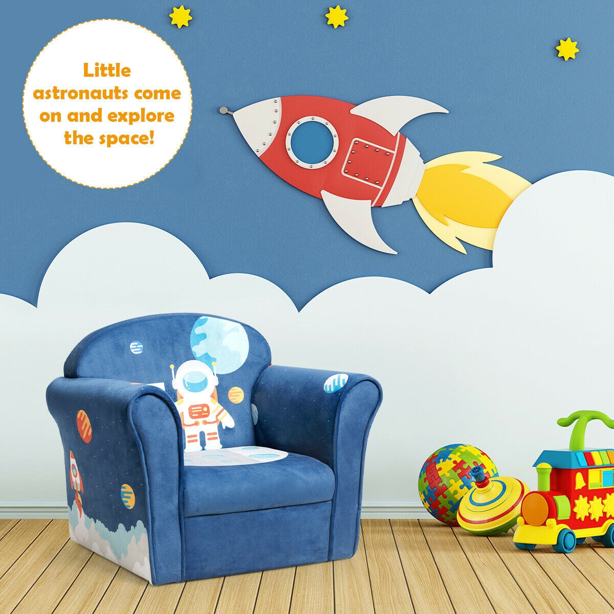 Sofá tapizado infantil con reposabrazos de astronauta