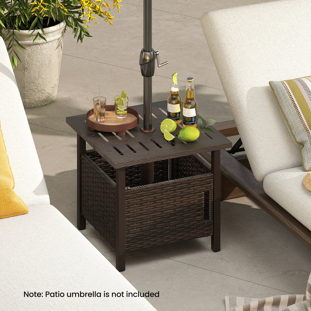 Mesa auxiliar de exterior con agujero para sombrilla de 4.9 cm, de mimbre PE, para patio, para todo tipo de clima - Marrón