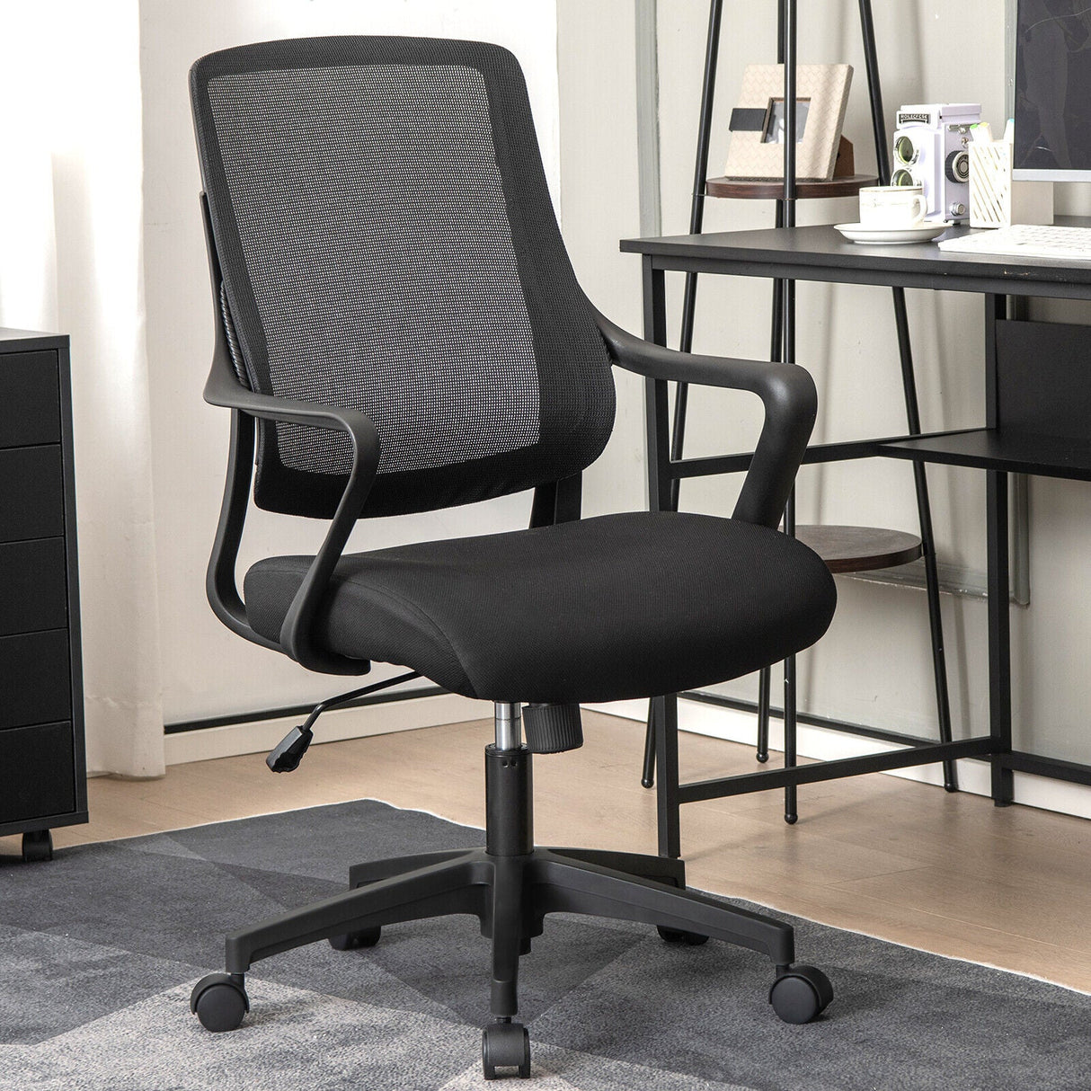 Silla Moderna de Malla Transpirable con Respaldo Curvo y Reposabrazos - Negro