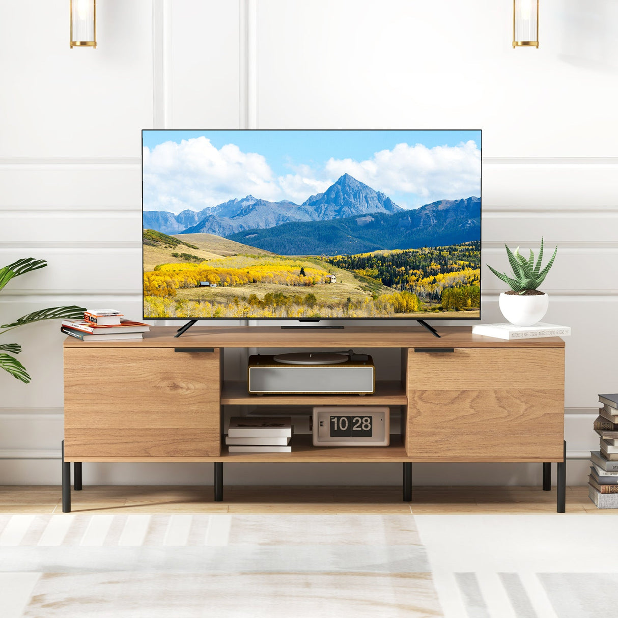 Mueble de TV de 2 puertas con estación de carga y estantes abiertos para televisores de hasta 65 pulgadas - Natural