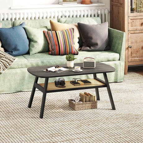 Mesa de centro rectangular de 2 niveles con estante de almacenamiento de ratán y patas de madera de caucho - Gris oscuro