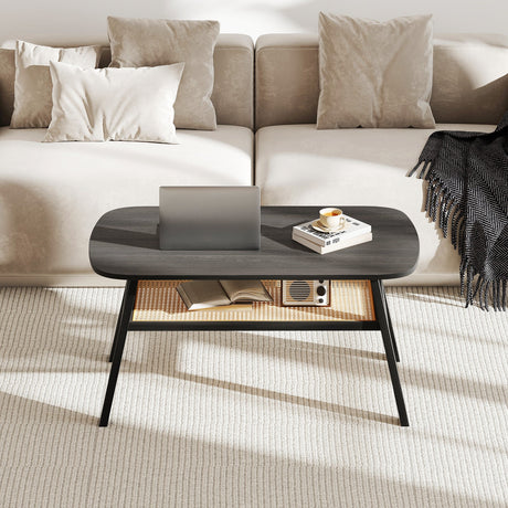 Mesa de centro rectangular de 2 niveles con estante de almacenamiento de ratán y patas de madera de caucho - Gris oscuro