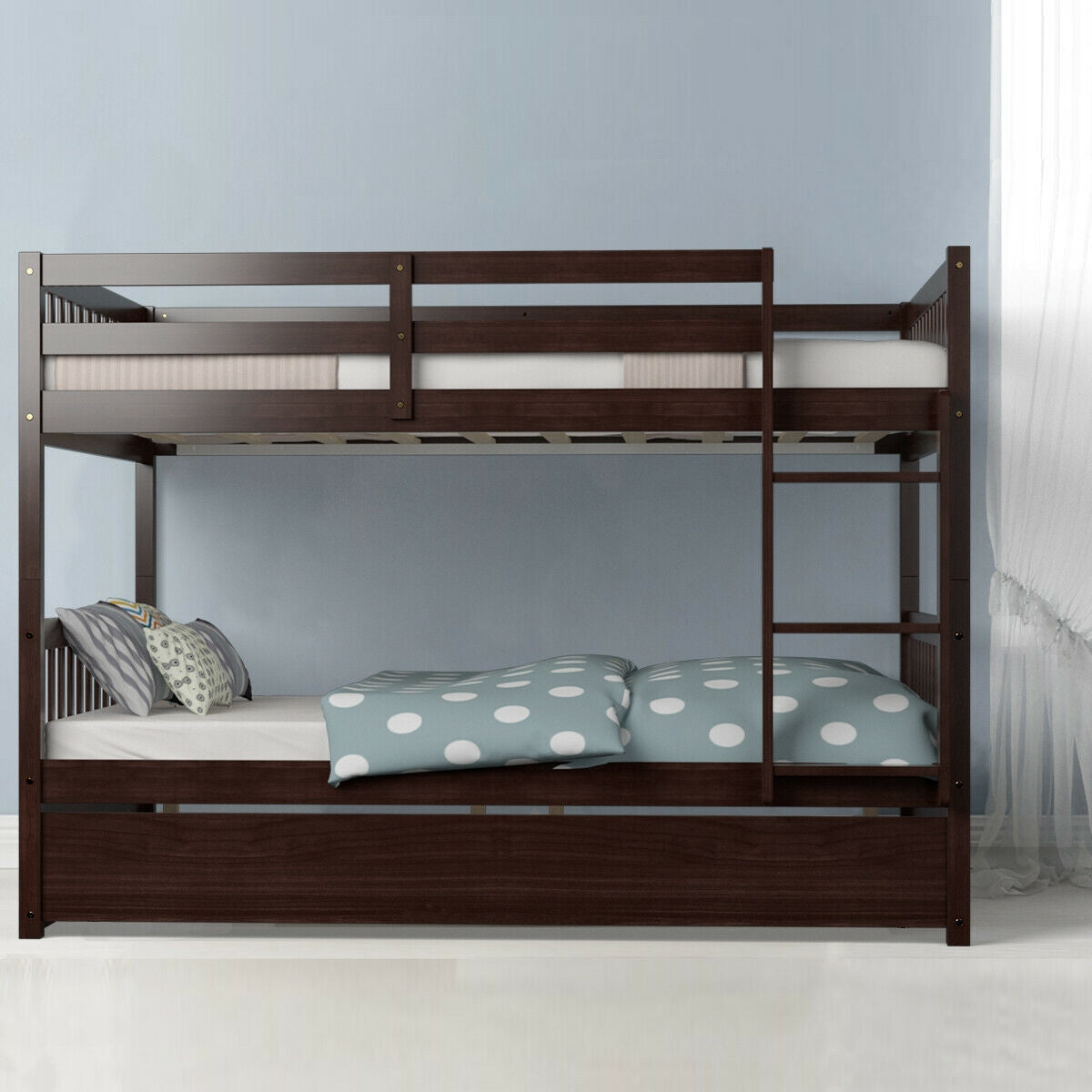 Litera doble sobre doble plataforma de madera con escalera