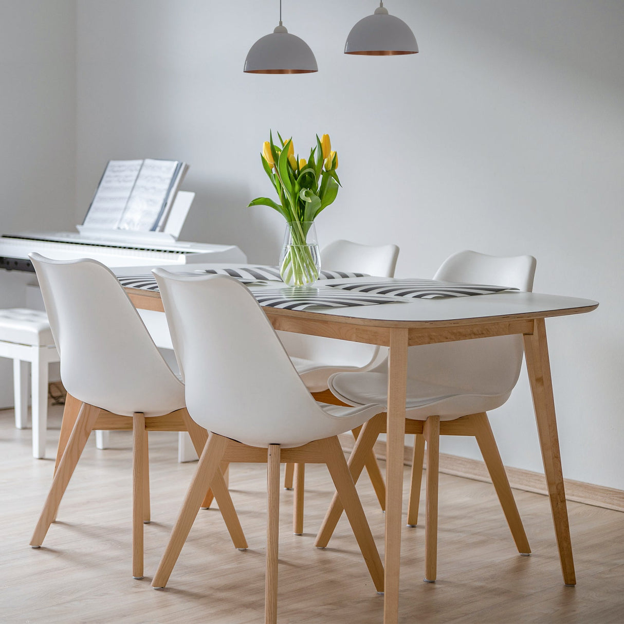 Juego de 4 sillas de comedor modernas de mediados de siglo con asiento de PU de carcasa y patas de madera