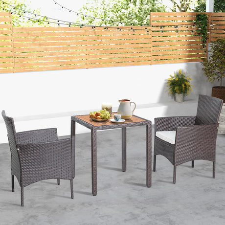 Juego de muebles de patio de 3 piezas de mimbre con mesa de madera de acacia y cojines para sillas