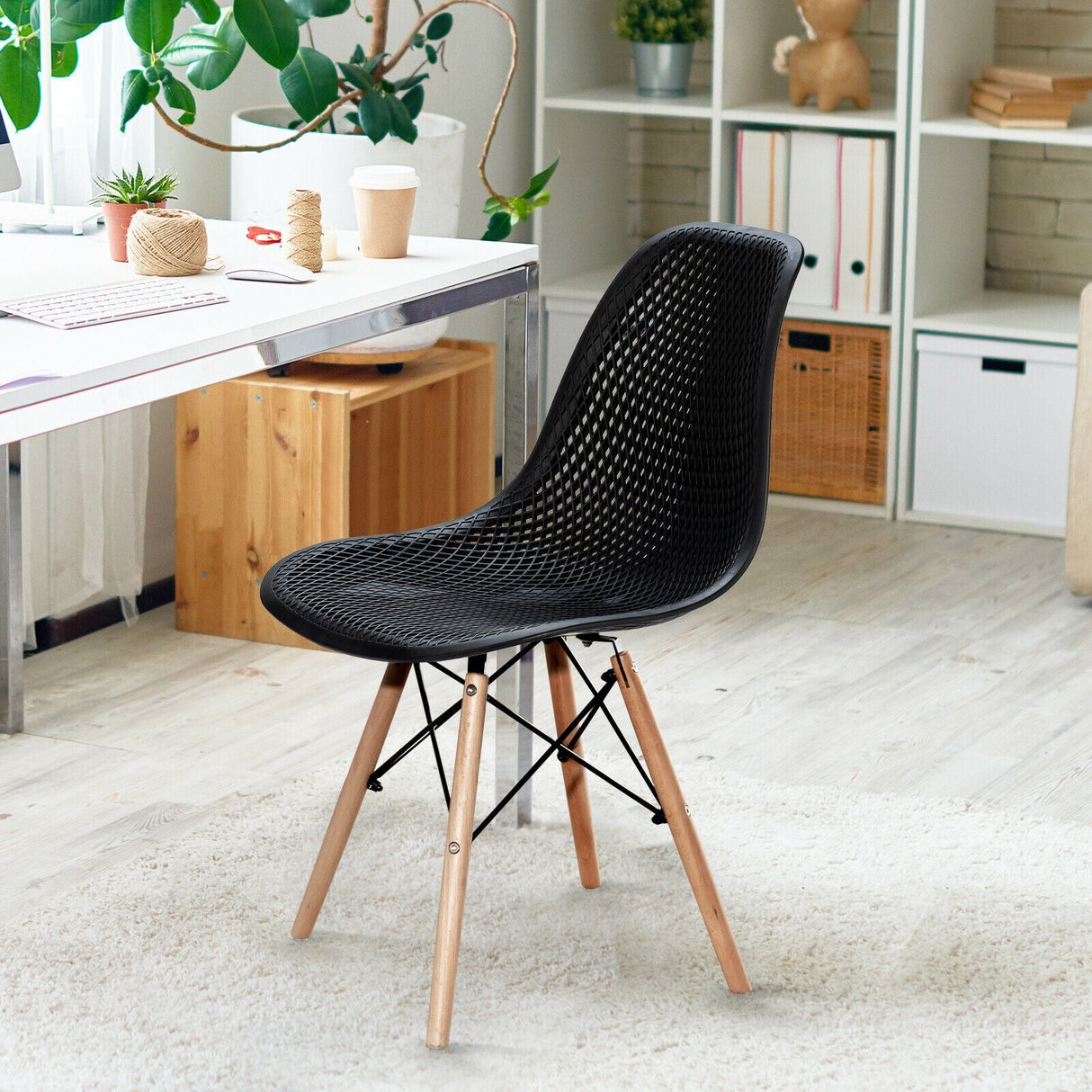 Juego de 4 sillas de plástico modernas con diseño calado y patas de madera