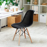 Juego de 4 sillas de plástico modernas con diseño calado y patas de madera