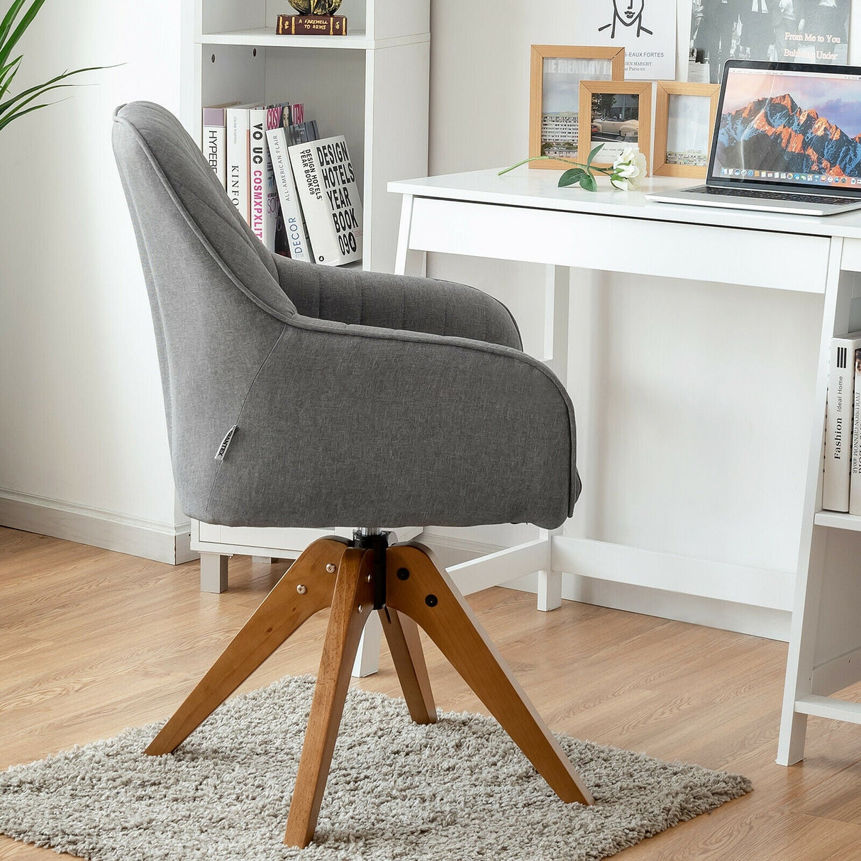 Sillón giratorio tapizado con patas de madera de haya