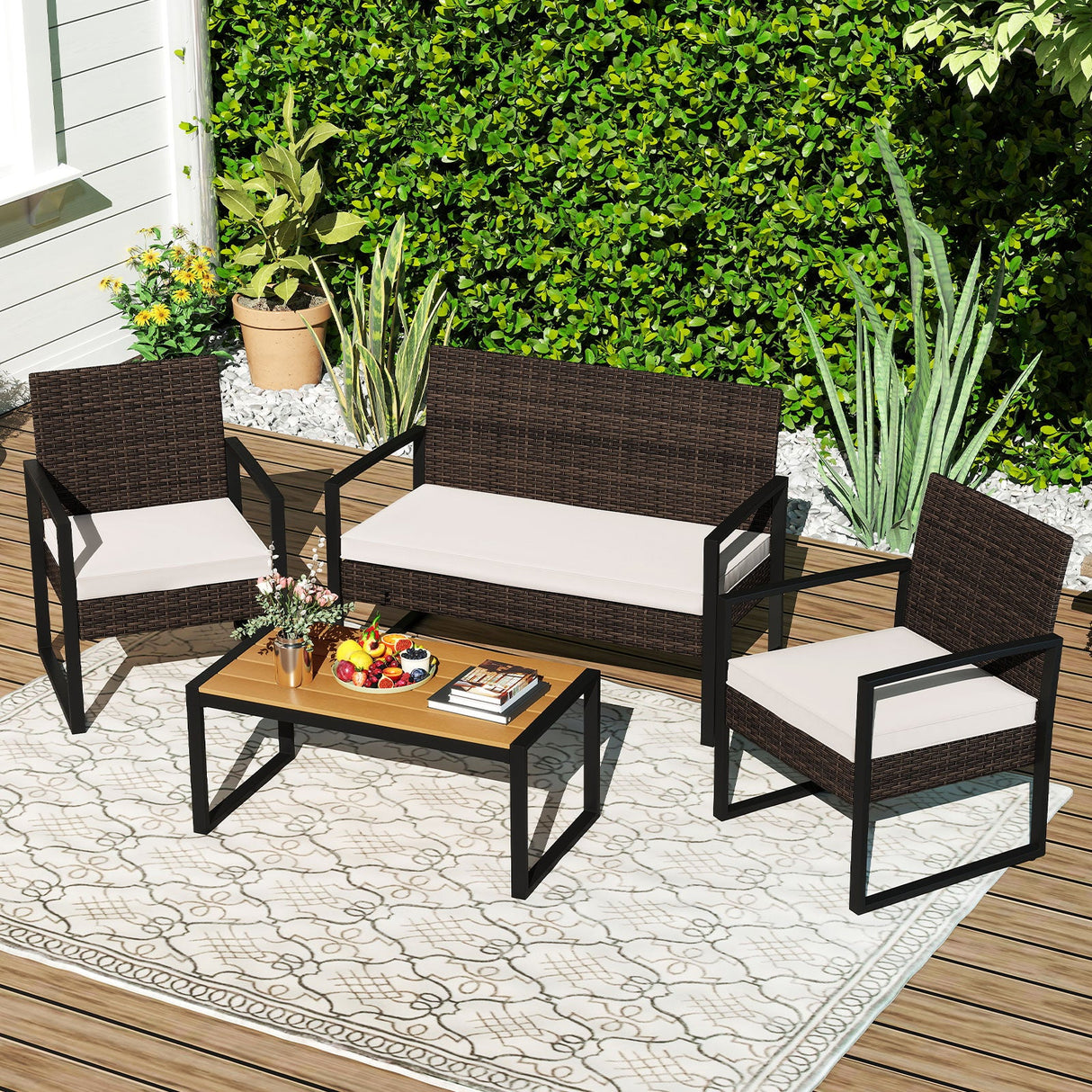 Juego de muebles de patio de 4 piezas, juego de conversación de ratán para exteriores con sillas acolchadas y mesa de centro de madera plástica, blanco roto