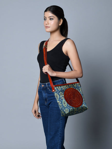 Bolso tote de cuero Ajrakh Heritage