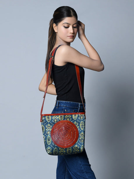 Bolso tote de cuero Ajrakh Heritage