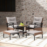 Juego de muebles de patio de mimbre de 5 piezas con otomanas, cojines y mesa auxiliar de cristal templado de 2 niveles - Marrón