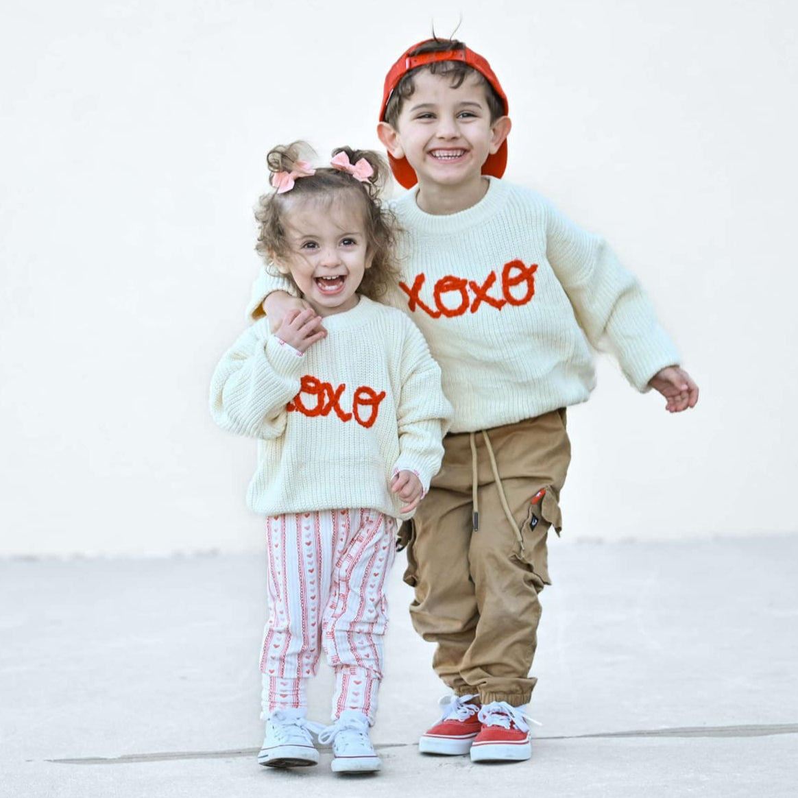 Sudadera bordada a mano con el mensaje XOXO