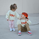 Sudadera bordada a mano con el mensaje XOXO
