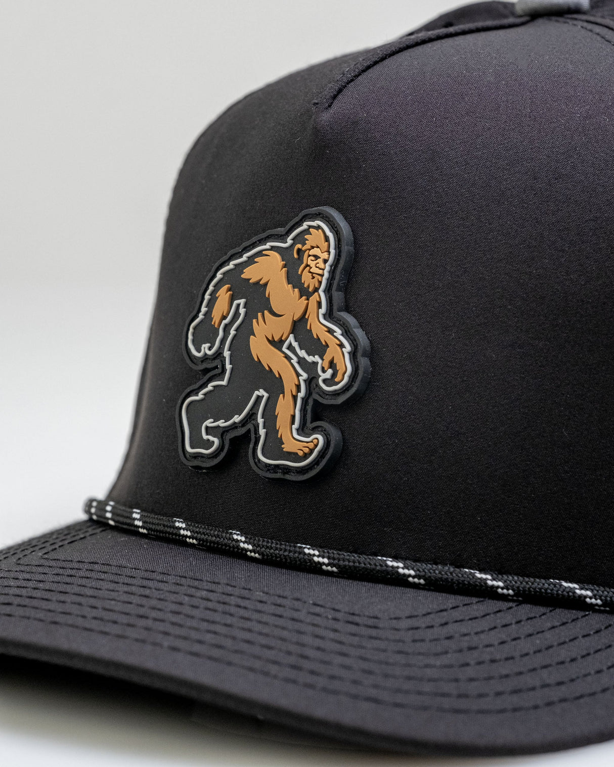 Sasquatch Black - Gorra Trucker Perforada