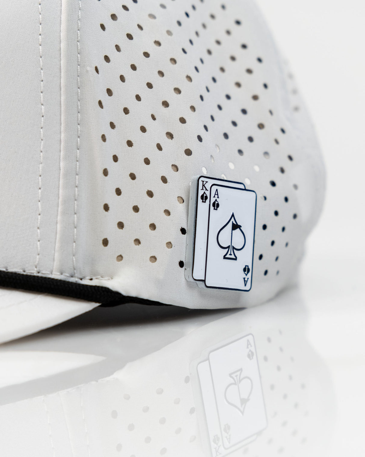 Gorra de Cuerda Perforada Ace/King Blanca