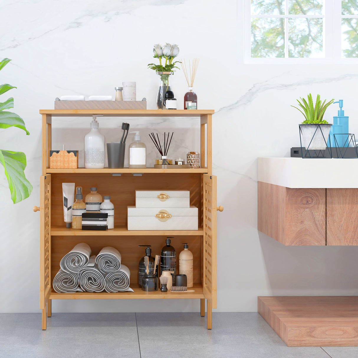 Mueble de almacenamiento de bambú para baño con puertas de persiana - Natural