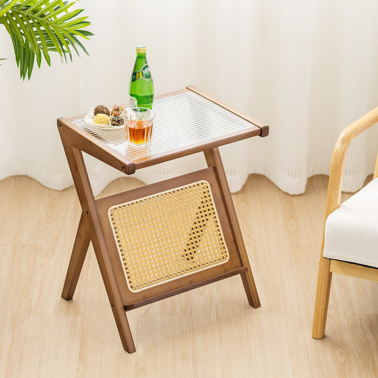 Mesa auxiliar bohemia con revistero y tablero de cristal templado