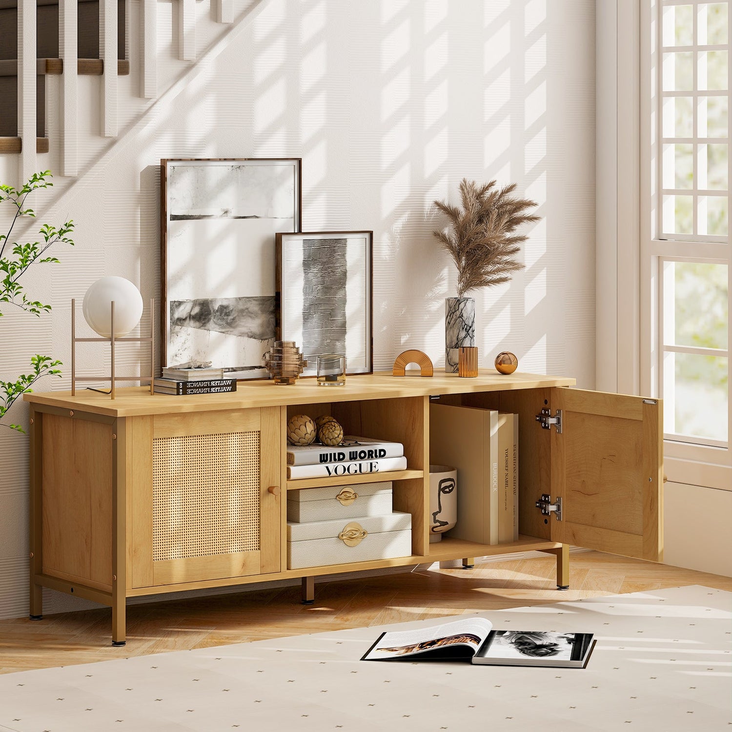 Mueble de TV Boho para televisores de hasta 55 pulgadas con puerta de ratán sintético - Natural