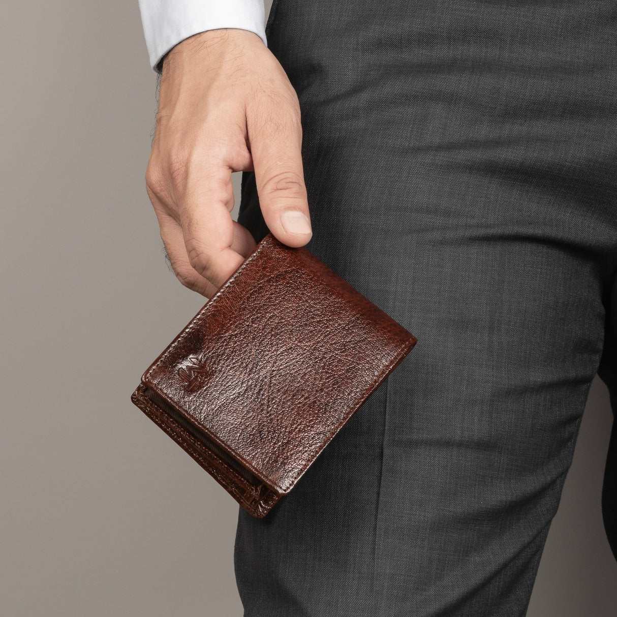 Cartera café elegante y ajustada