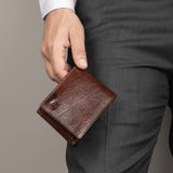 Cartera café elegante y ajustada
