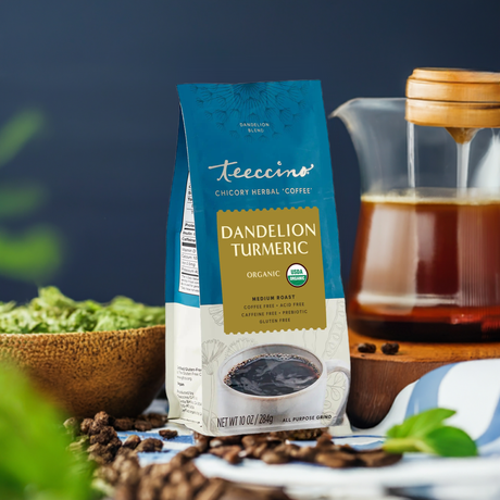 Café de hierbas de diente de león y cúrcuma