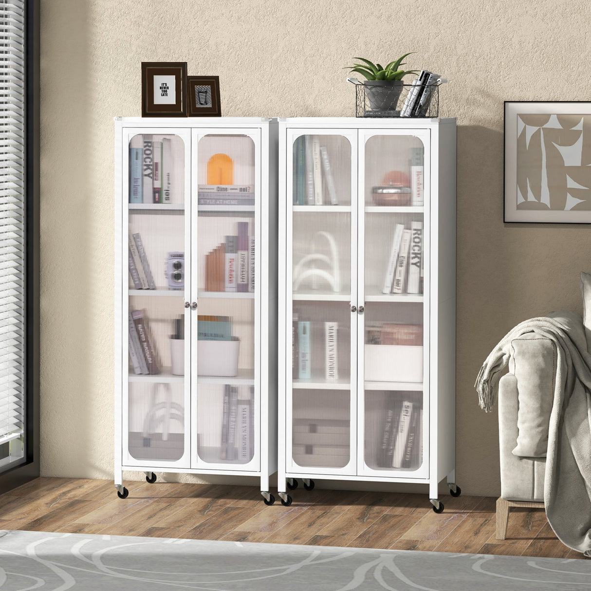 Armario de almacenamiento con puertas de cristal, ruedas y estantes ajustables - Blanco
