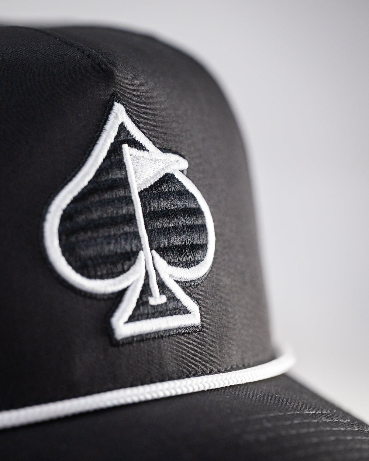 Gorra perforada con cuerda - Negra