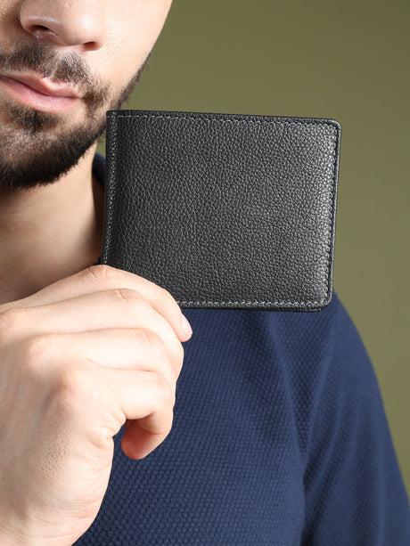 Billetera de cuero texturizado negro para hombre