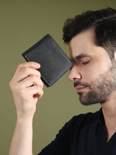 Billetera de cuero texturizado negro para hombre