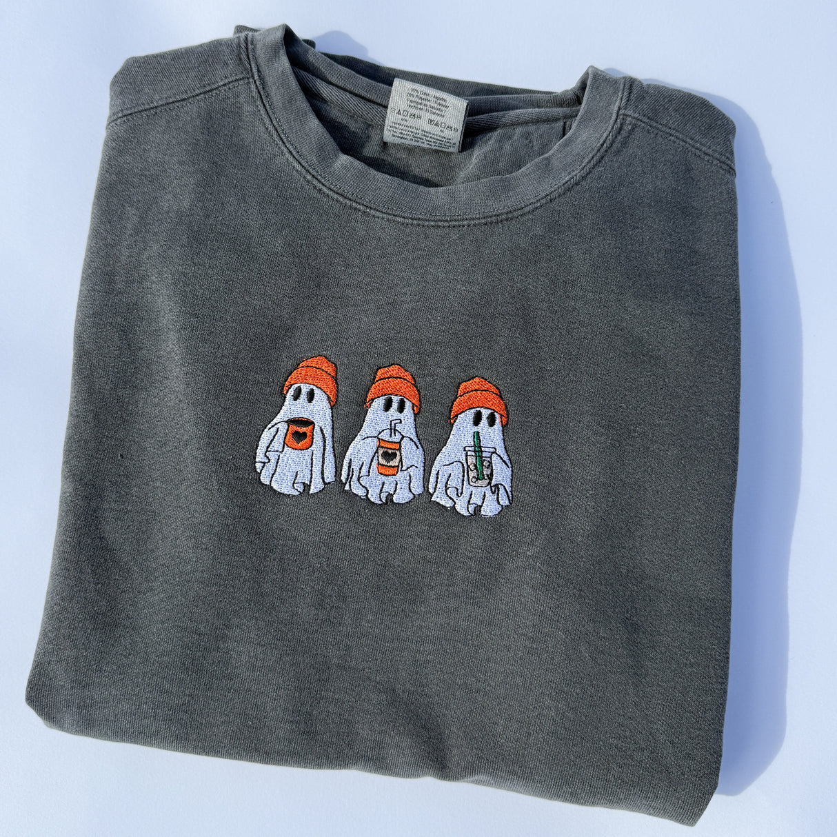 Sudadera de cuello redondo Comfort Colors con trío de fantasmas bordados para adultos - Pepper