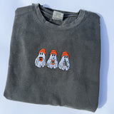 Sudadera de cuello redondo Comfort Colors con trío de fantasmas bordados para adultos - Pepper