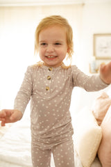 Pijama de bambú de 2 piezas Henley Oopsie Daisy - ¡Tallas para recién nacidos y más!
