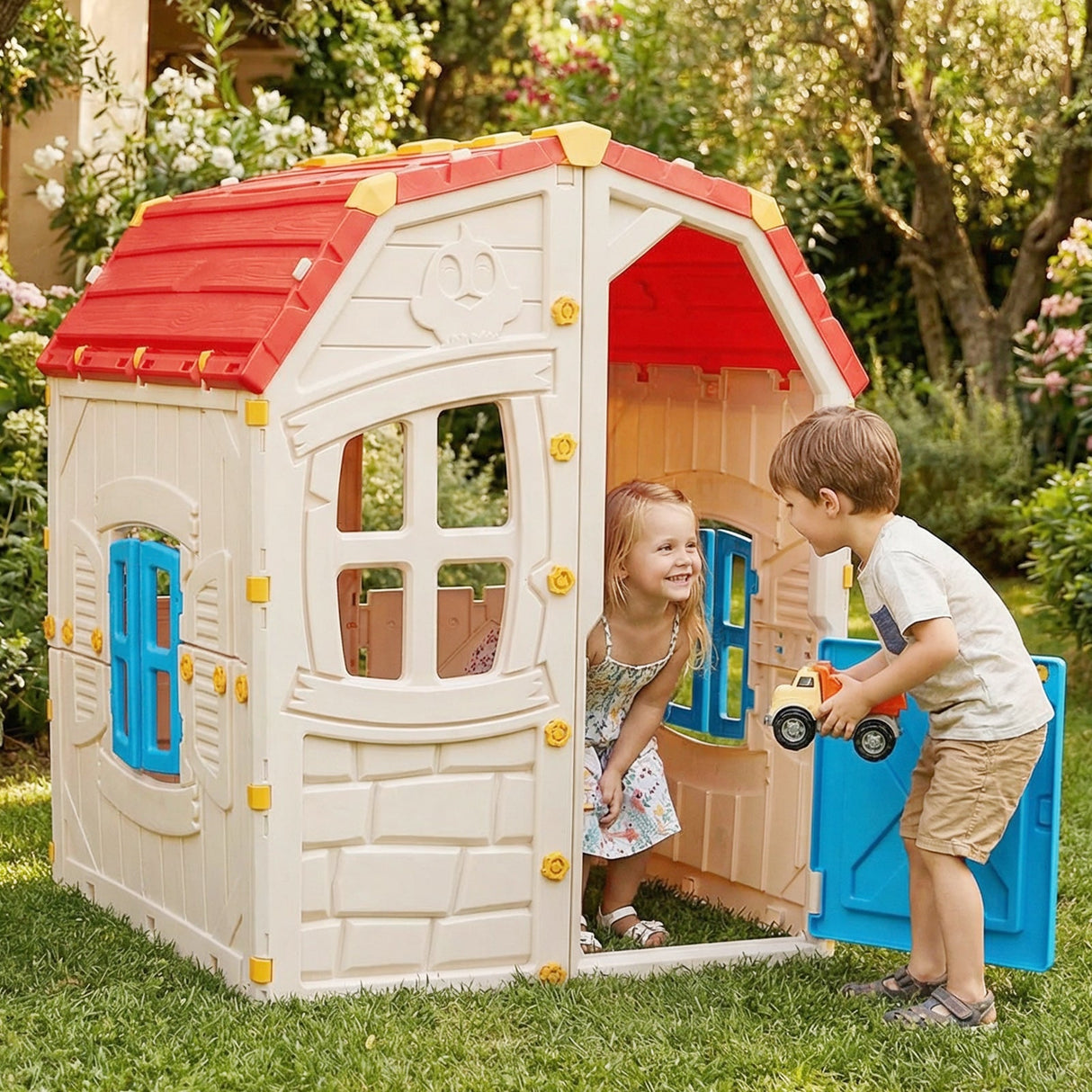 Casa de juegos de exterior para niños con ventanas y puerta que se abren para uso en interiores