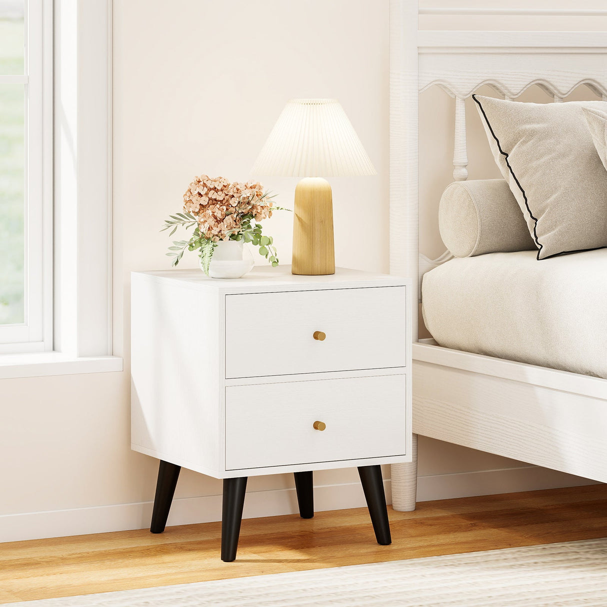 Mesita de noche Mid Century Modern con pomos dorados y patas de soporte elevadas - Blanco