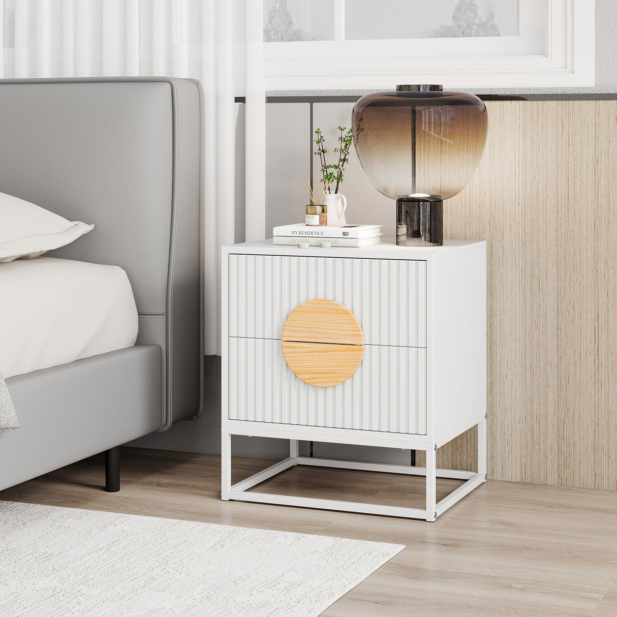 Mesita de Noche Acanalada Moderna de Mediados de Siglo con 2 Cajones y Asas de Madera de Pino para Dormitorio