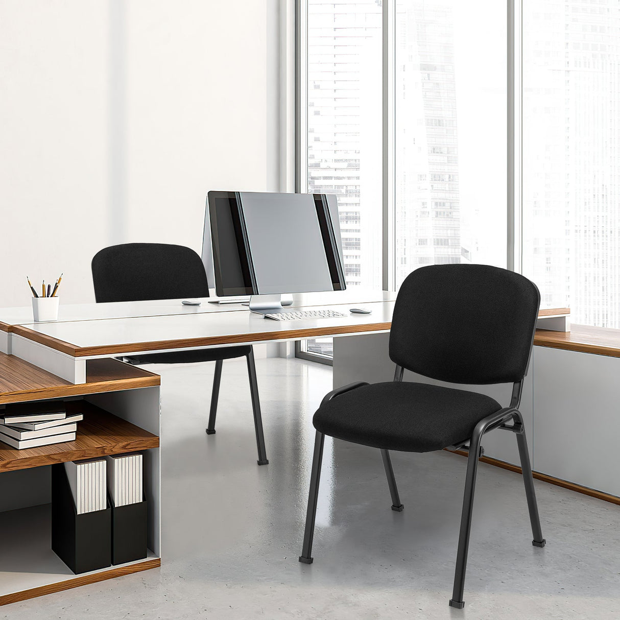 Silla de oficina con estructura metálica y cojines acolchados para sala de conferencias