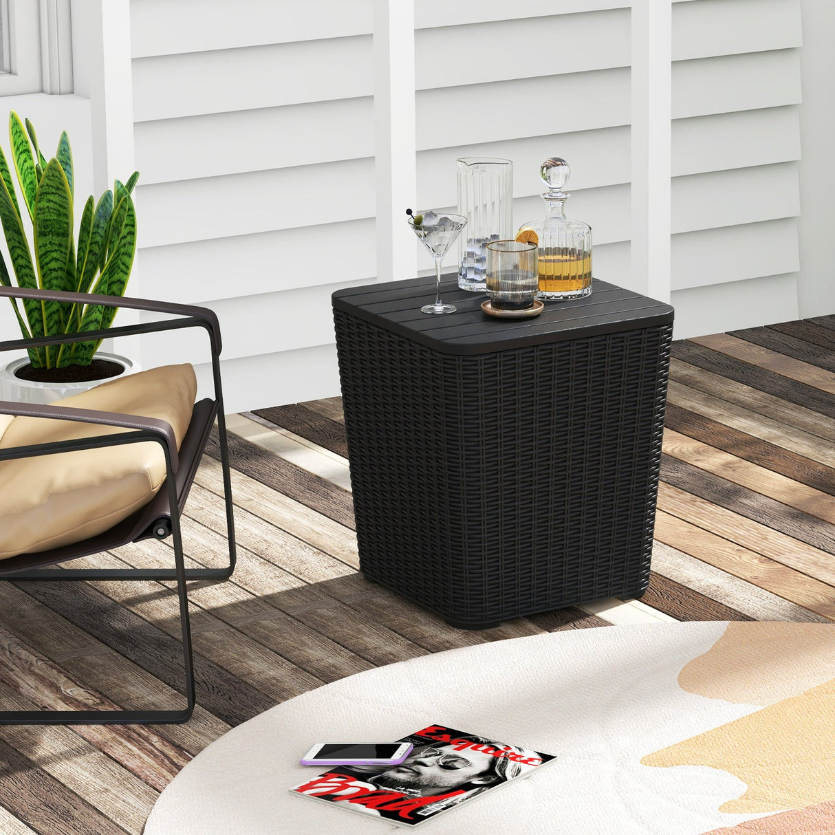 Mesa auxiliar de resina para exterior con tapa extraíble y detalles de mimbre tejido