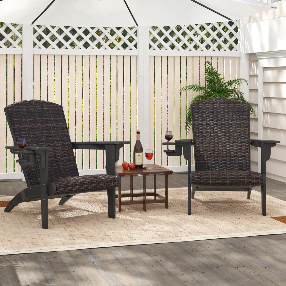 Sillón Adirondack para patio con asiento acolchado de ratán y portavasos oculto