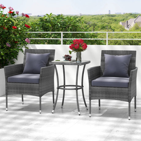 Juego de muebles de patio de 3 piezas con sillas de patio acolchadas y mesa de centro de vidrio templado